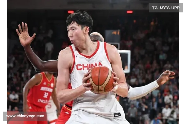 周琦术后恢复良好陪儿子打球 坐场上休息预计八强赛复出 周琦术后恢复良好陪儿子打球 坐场上休息预计八强赛复出